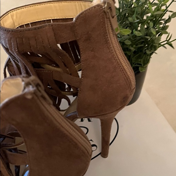 🦋🔥Super cute fringe heels 🦋🔥 - Picture 4 of 4
